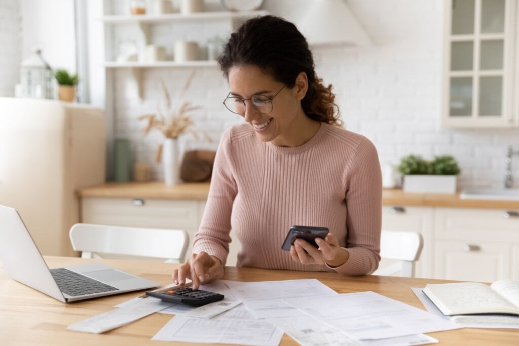 Organize as contas e as documentações antes de fazer a declaração (Imagem: fizkes | Shutterstock)