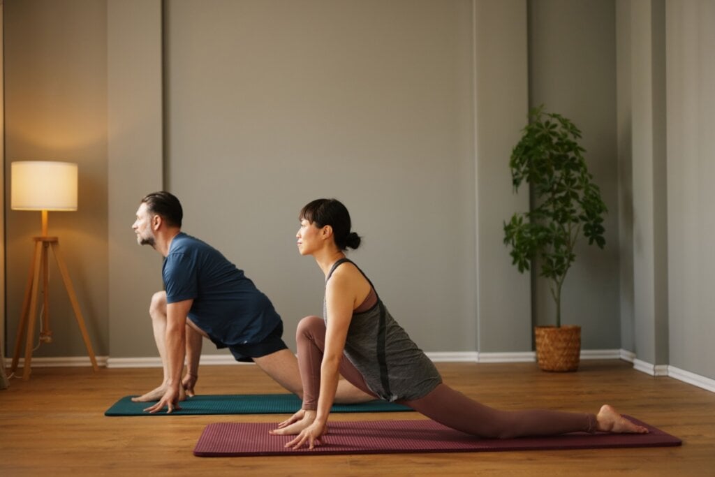 A prática de yoga ajuda a melhorar a flexibilidade (Imagem: StockPhotoDirectors | Shutterstock)