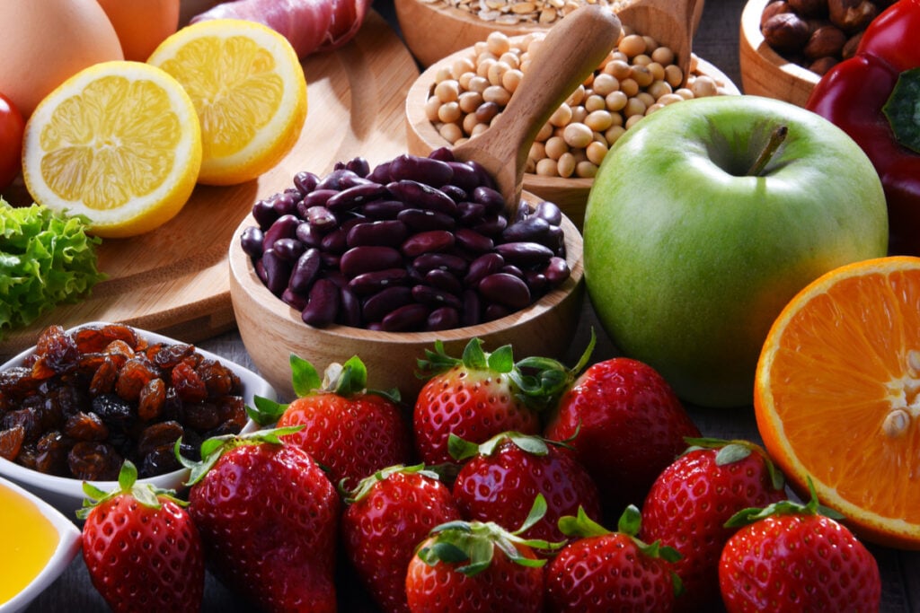 Frutas e vegetais antioxidantes ajudam a prevenir o envelhecimento precoce (Imagem: photka | Shutterstock)