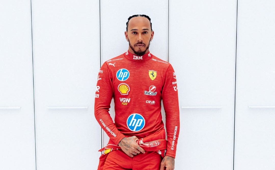 Hamilton com as cores da Ferrari.