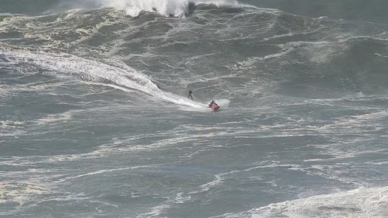 Imagem - Vídeo: brasileiro surfa onda de 30 metros