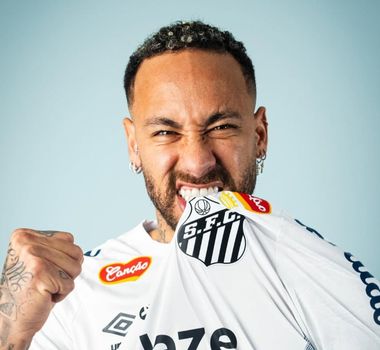 Imagem - Primeira imagem oficial: Neymar posa com a camisa do Santos