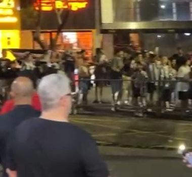 Imagem - Torcida do Botafogo lota entrada do Radisson Maiorana, em Belém, à espera do time