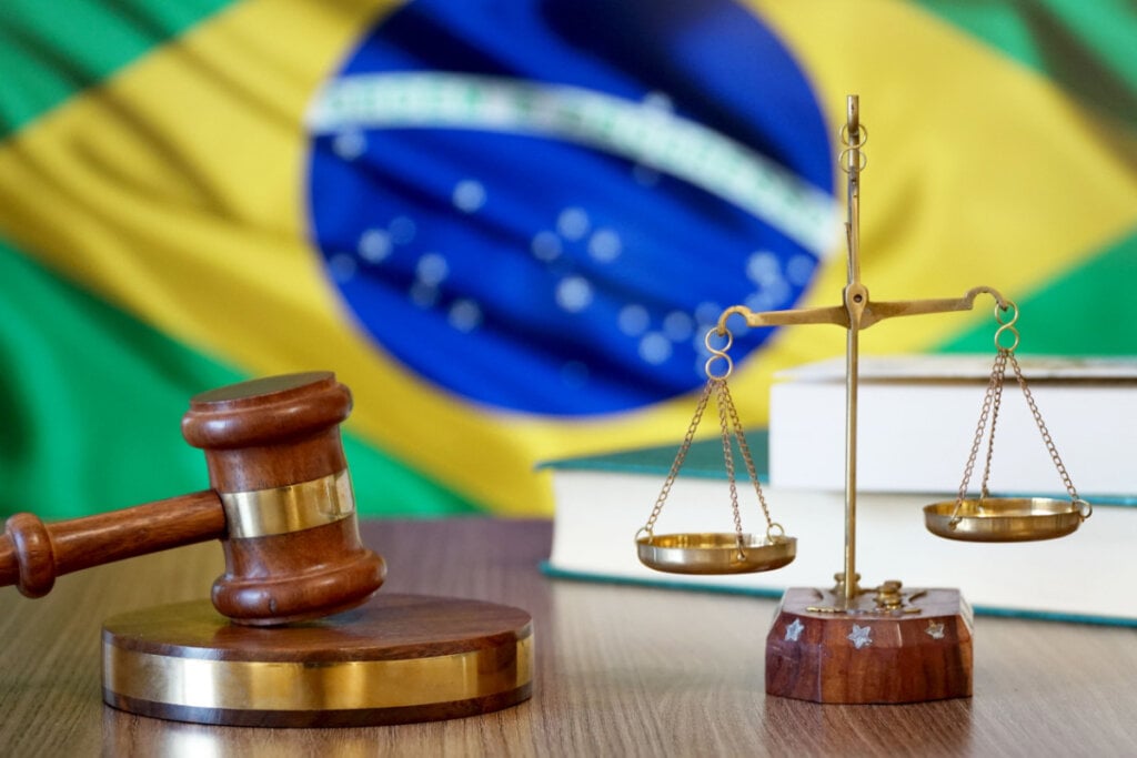 A Constituição Federal estabelece a divisão dos poderes em Executivo, Legislativo e Judiciário (Imagem: ErenMotion | Shutterstock)