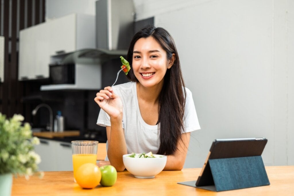 A saúde dos cabelos está diretamente ligada à nutrição (Imagem: GBJSTOCK | Shutterstock)