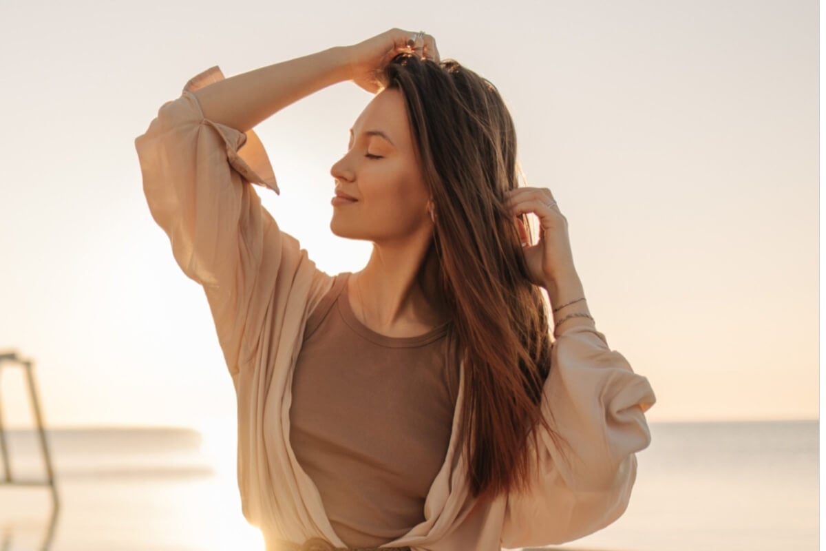 Alguns cuidados ajudam a evitar a queda de cabelo no verão (Imagem: Look Studio | Shutterstock)