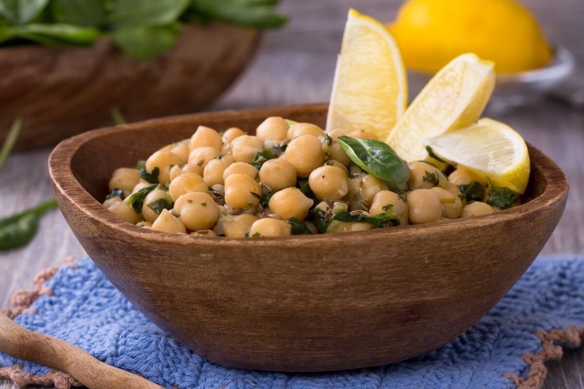 Salada de grão-de-bico com espinafre (Imagem: olepeshkina | Shutterstock)