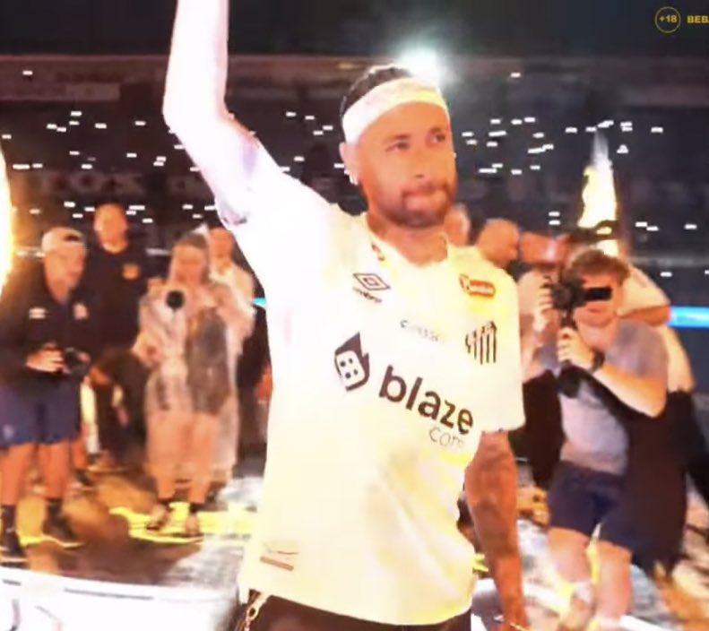 Imagem - Neymar chora em sua apresentação na Vila Belmiro; assista