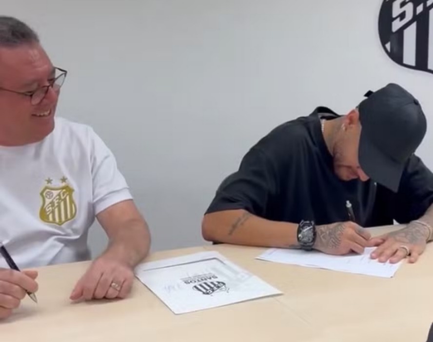 Imagem - Neymar é oficialmente jogador do Santos: assinatura de contrato marca retorno do 'Menino da Vila'; assista