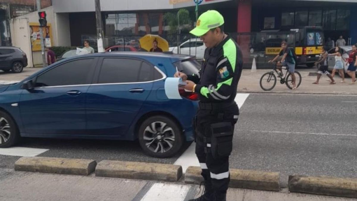 Operação da Semob combate filas duplas e infrações de trânsito em áreas escolares da Augusto Montenegro, visando maior segurança e mobilidade.