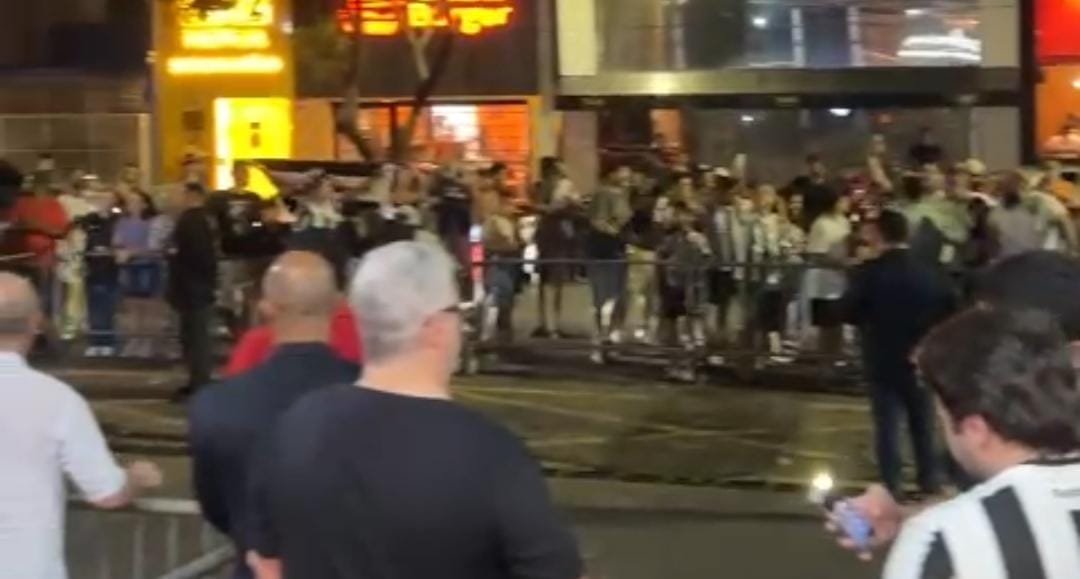 Imagem - Torcida do Botafogo lota entrada do Radisson Maiorana, em Belém, à espera do time