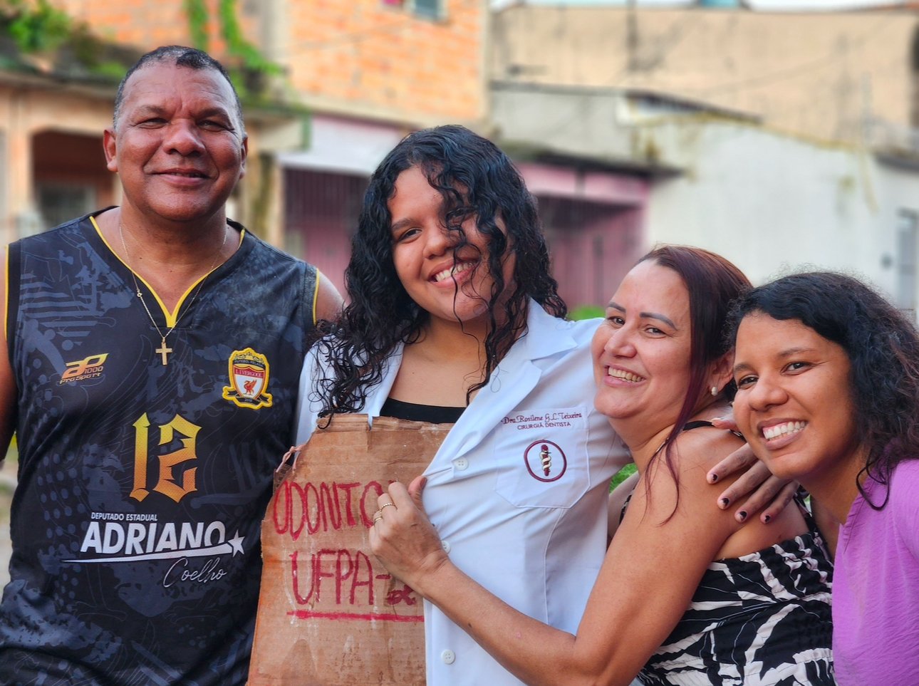 A caloura Rayka Izabely Leite Teixeira in family. Aprovação na UFPA, UFRJ e UEPA