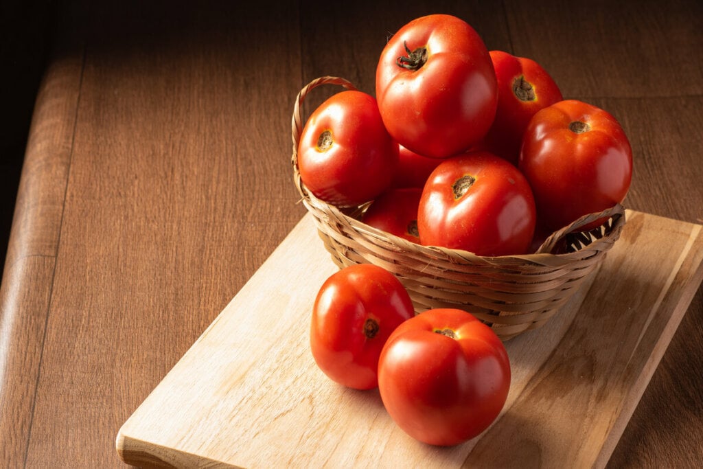 O tomate pode ajudar na busca por uma alimentação saudável por ter bons nutrientes e promover saciedade (Imagem: Milton Buzon | Shutterstock)