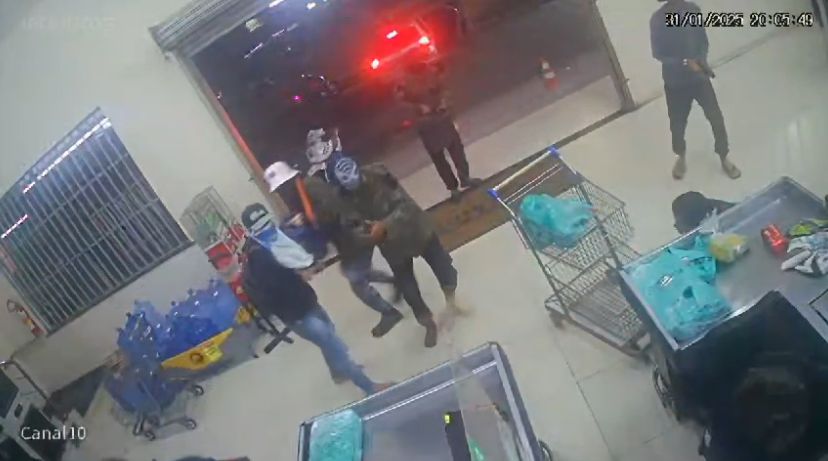 Pelo menos oito criminosos assaltaram e incendiaram um supermercado em Ananindeua