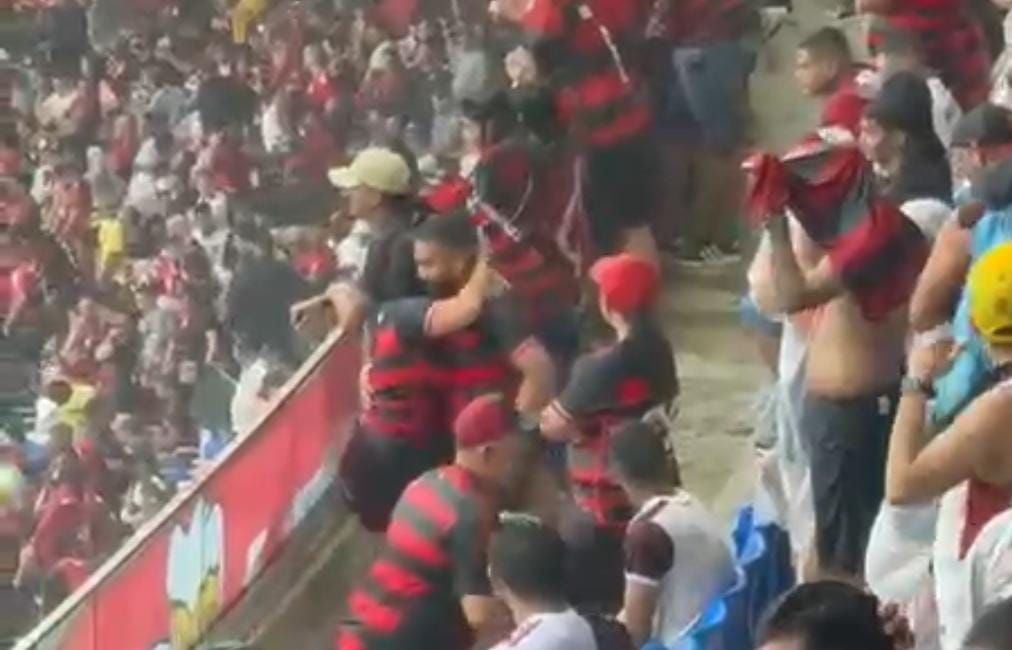 Imagem - Em meio ao temporal, casal apaixonado dança na arquibancada do Mangueirão