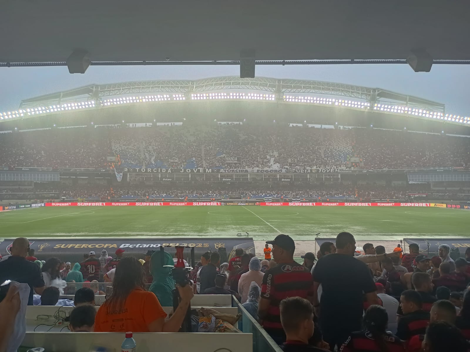 Imagem - Jogo interrompido! Chuva paralisa Botafogo x Flamengo no Mangueirão; assista