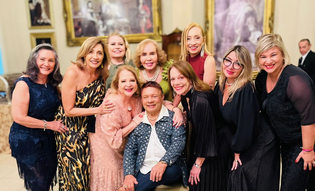 O aniversariante com Ceiça Ribeiro, Gal Fernandes, Beth Jorge, Noemia Lobato, Safira Benzecry, Niara Larrat, Silvia Nogueira e Claudia Titan