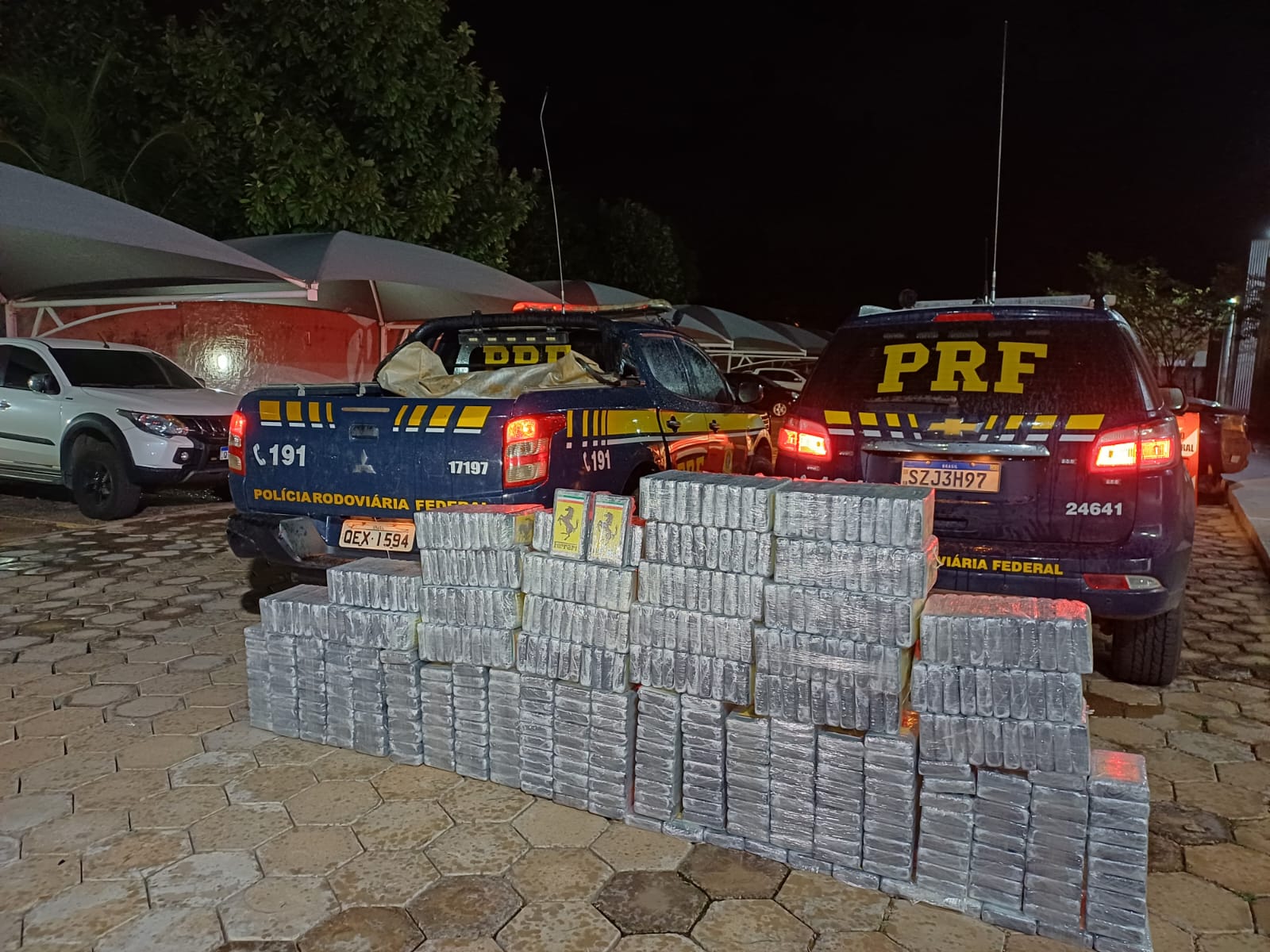 A Polícia Rodoviária Federal (PRF) apreendeu aproximadamente 500 quilos de cocaína escondidos em um caminhão.