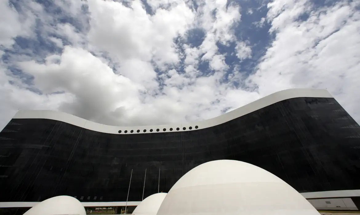 (As declarações da ministra foram feitas durante a sessão solene de abertura dos trabalhos da Justiça Eleitoral em 2025.)