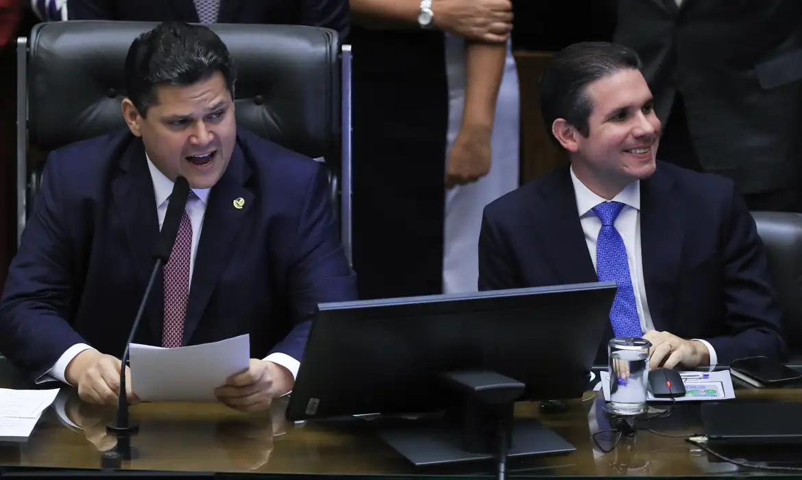 (De acordo com o senador, o Executivo, o Legislativo e o Judiciário não são adversários.)