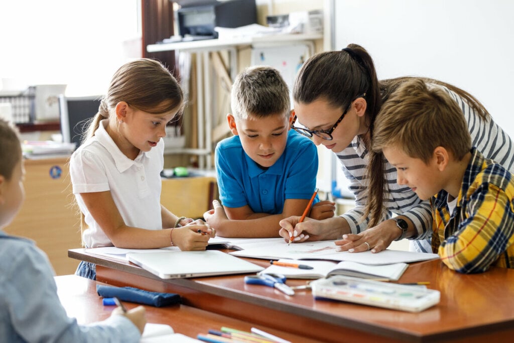 Interação com os colegas e professores proporciona experiências essenciais para o aprimoramento da comunicação (Imagem: BalanceFormCreative | Shutterstock)