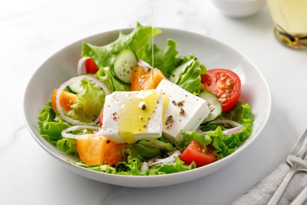 Salada de alface com tomate e queijo feta (Imagem: Maria Tebriaeva | Shutterstock)