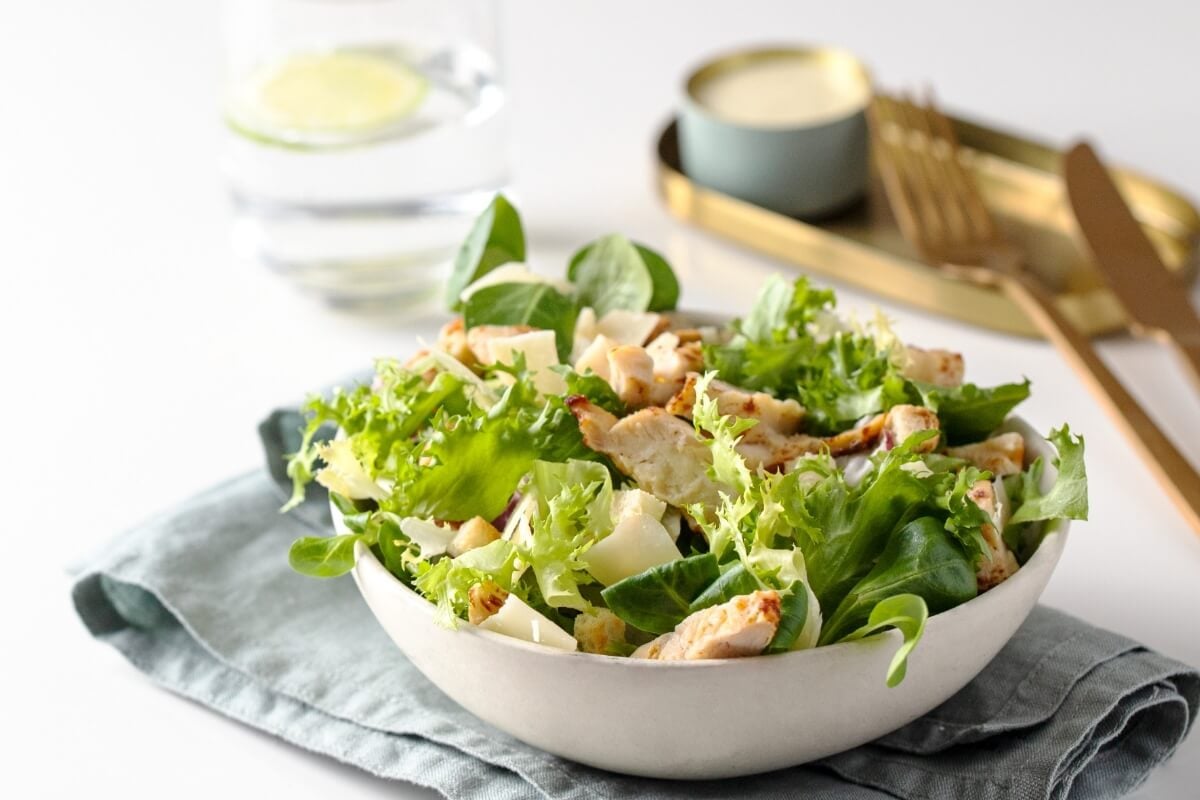 Salada de rúcula com alface e frango (Imagem: vasanty | Shutterstock)