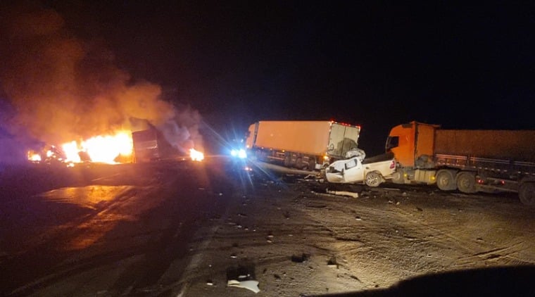 Um caminhão e um carro de passeio da marca Hilux colidirem na Rodovia BR 163, na noite desta sexta-feira (31).