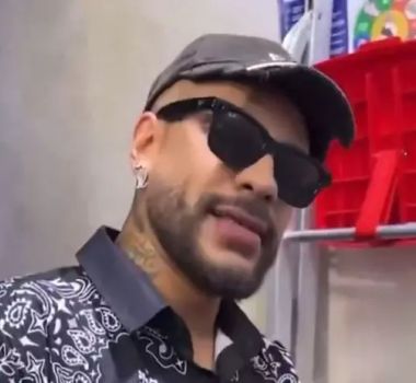 Imagem - Sósia de Neymar arrasta multidão em shopping de Santos; assista