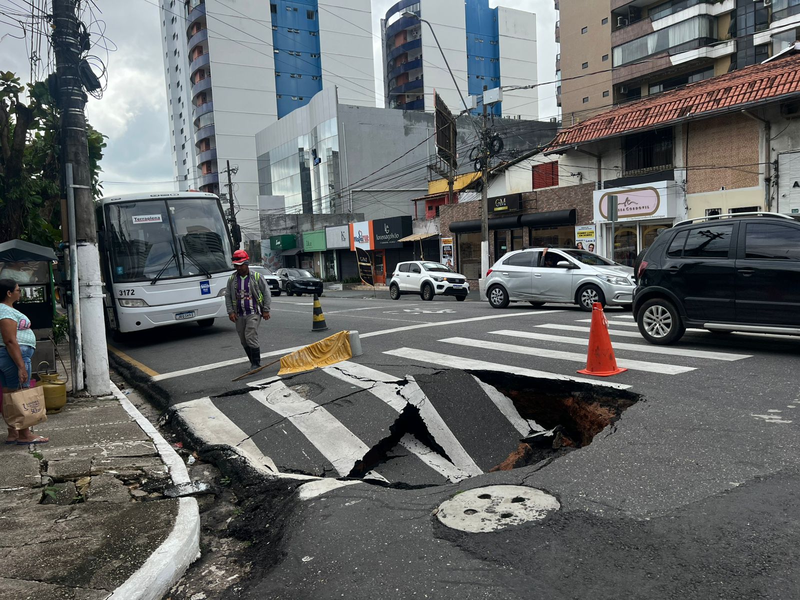 Imagem - Asfalto cede, abre cratera e prejudica trânsito na capital. Veja!