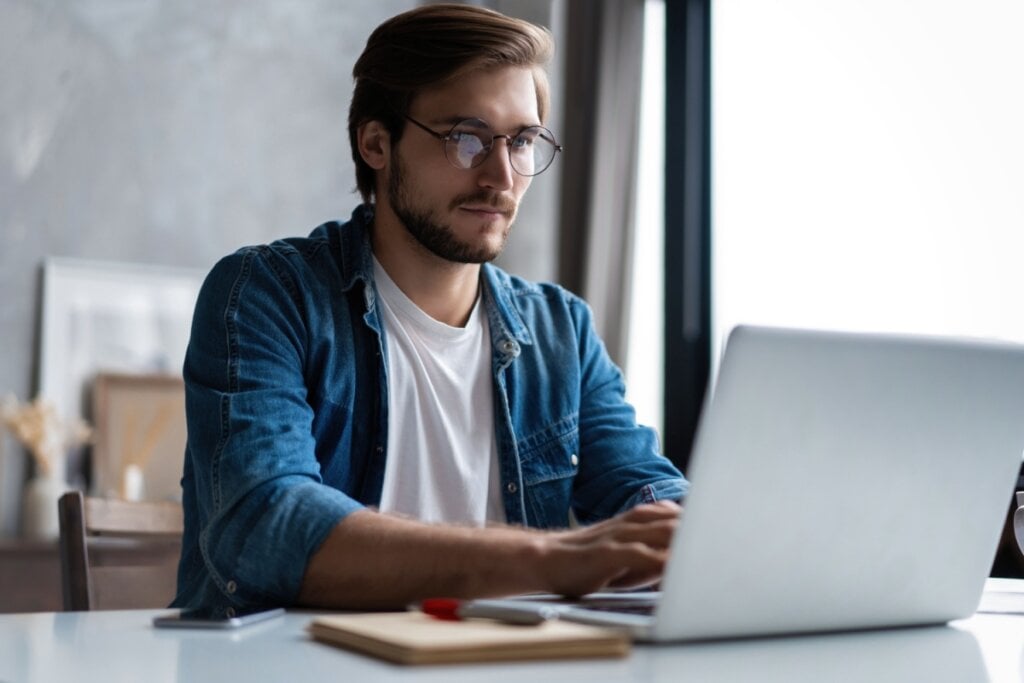 Criar cursos online ou e-books pode ser uma fonte de renda (Imagem: OPOLJA | Shutterstock)