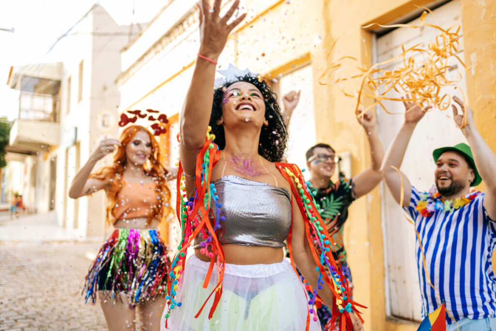 Imagem - Evitar andar sozinho e usar joias: veja alerta da embaixada dos EUA para o carnaval 2025