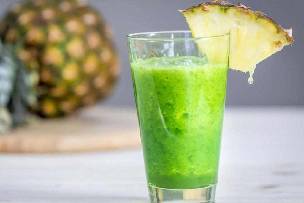 Suco verde de abacaxi e couve (Imagem: Ksenija Toyechkina | Shutterstock)