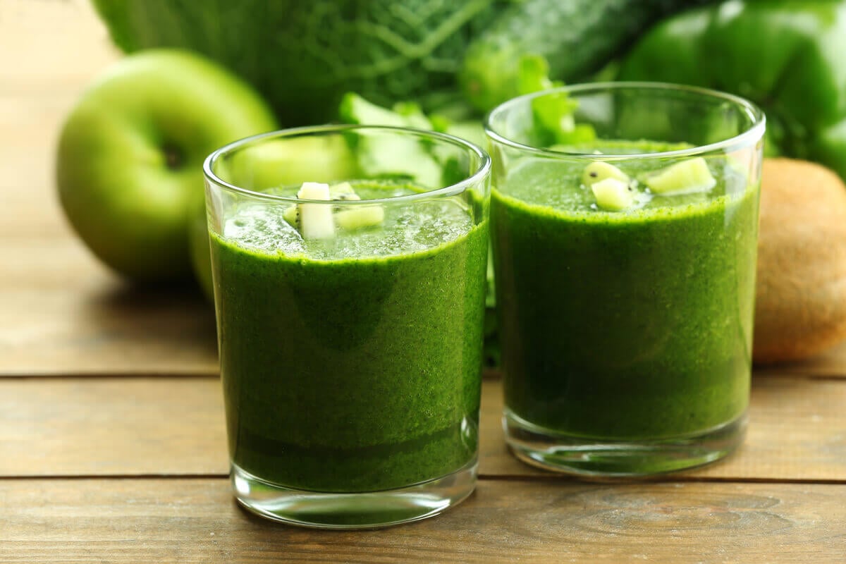 Suco verde de kiwi e maçã-verde (Imagem: Africa Studio | Shutterstock)