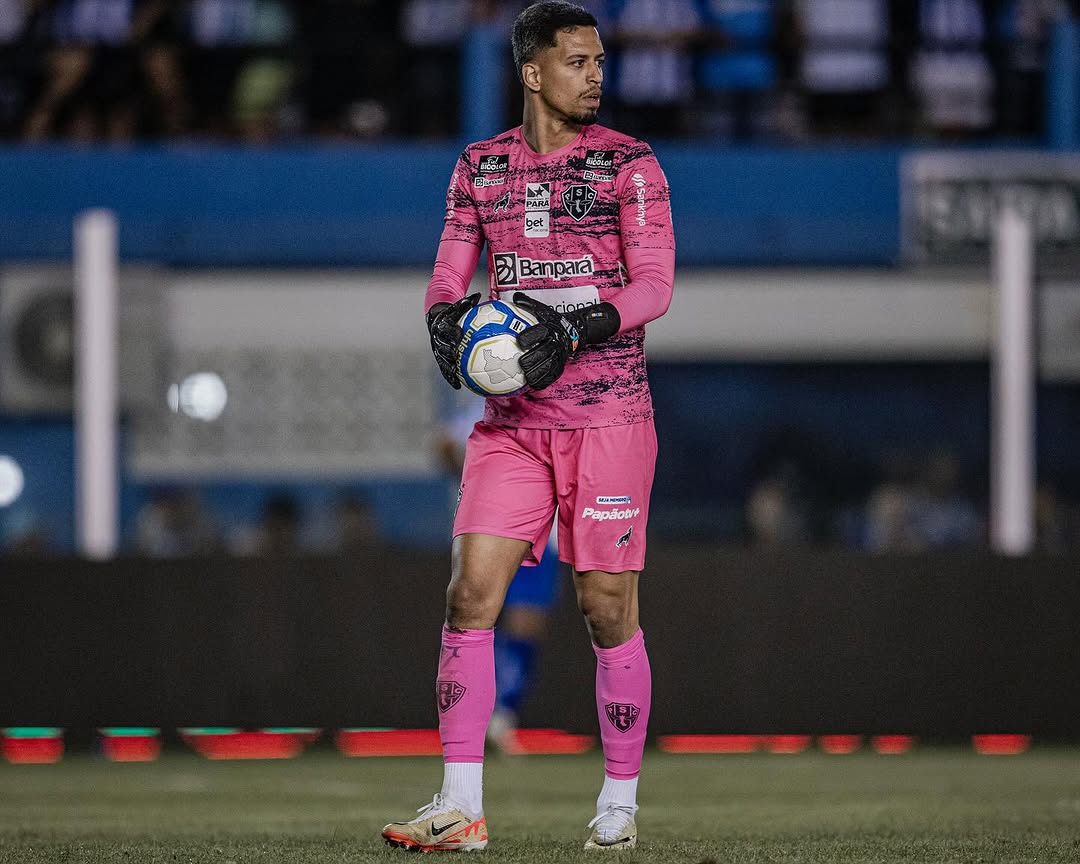 Matheus Nogueira, goleiro do Paysandu, critica gramados do Parazão