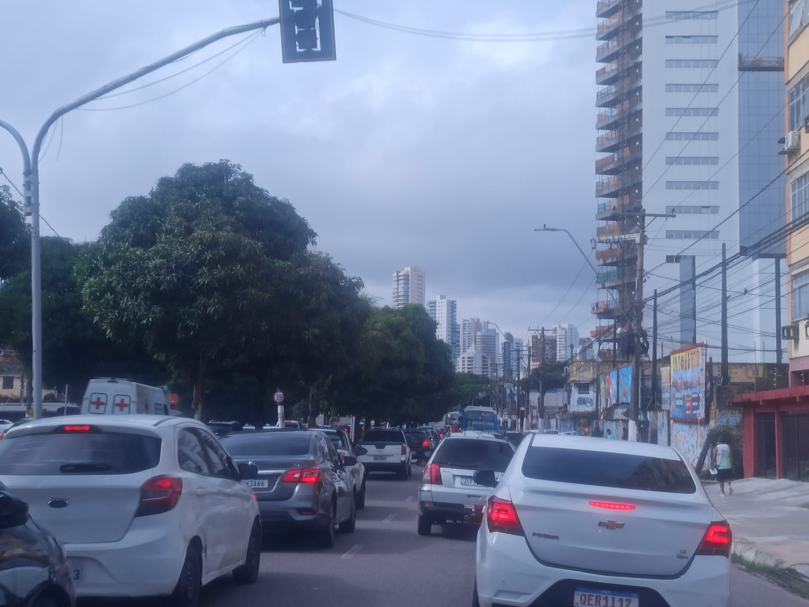 Imagem - Queda de mangueira provoca lentidão no trânsito na área do Centro