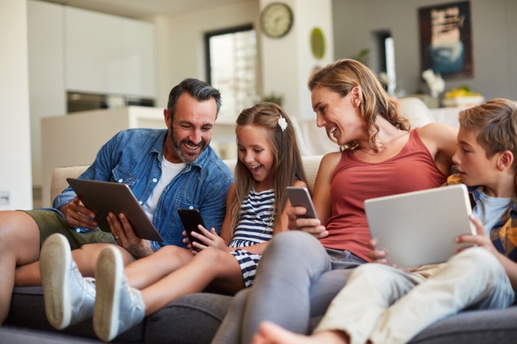 A supervisão dos responsáveis quanto ao uso da tecnologia pelas crianças é fundamental para evitar exposição a conteúdos inadequados (Imagem: PeopleImages.com &#8211; Yuri A | Shutterstock)