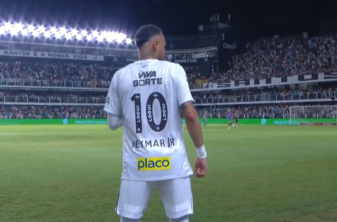 Neymar pronto para entrar em campo.