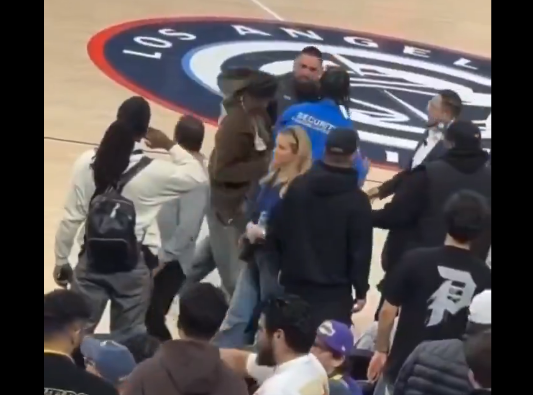 Imagem - Vídeo: Segurança não reconhece Travis Scott e tentar agarrar rapper