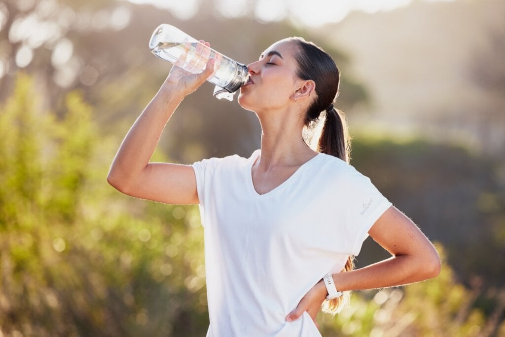 Beber água ao longo do dia é importante para evitar episódios de fome noturna (Imagem: PeopleImages.com &#8211; Yuri A | Shutterstock) 