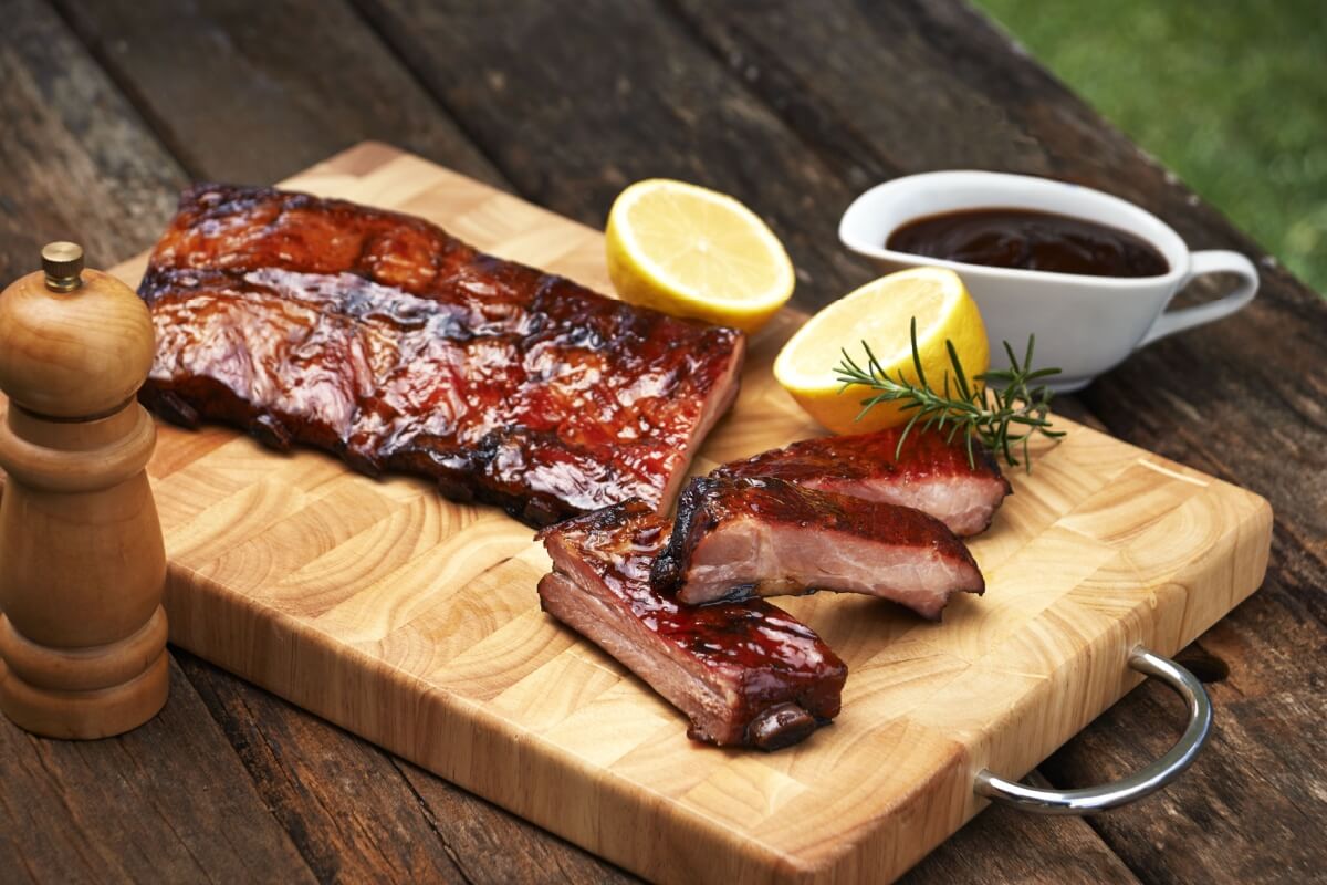 Costelinha de porco com barbecue (Imagem: dioimagens | Shutterstock)