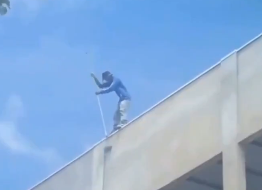 Imagem - Vídeo: Homem se arrisca para pintar fachada de prédio em Parauapebas no Pará