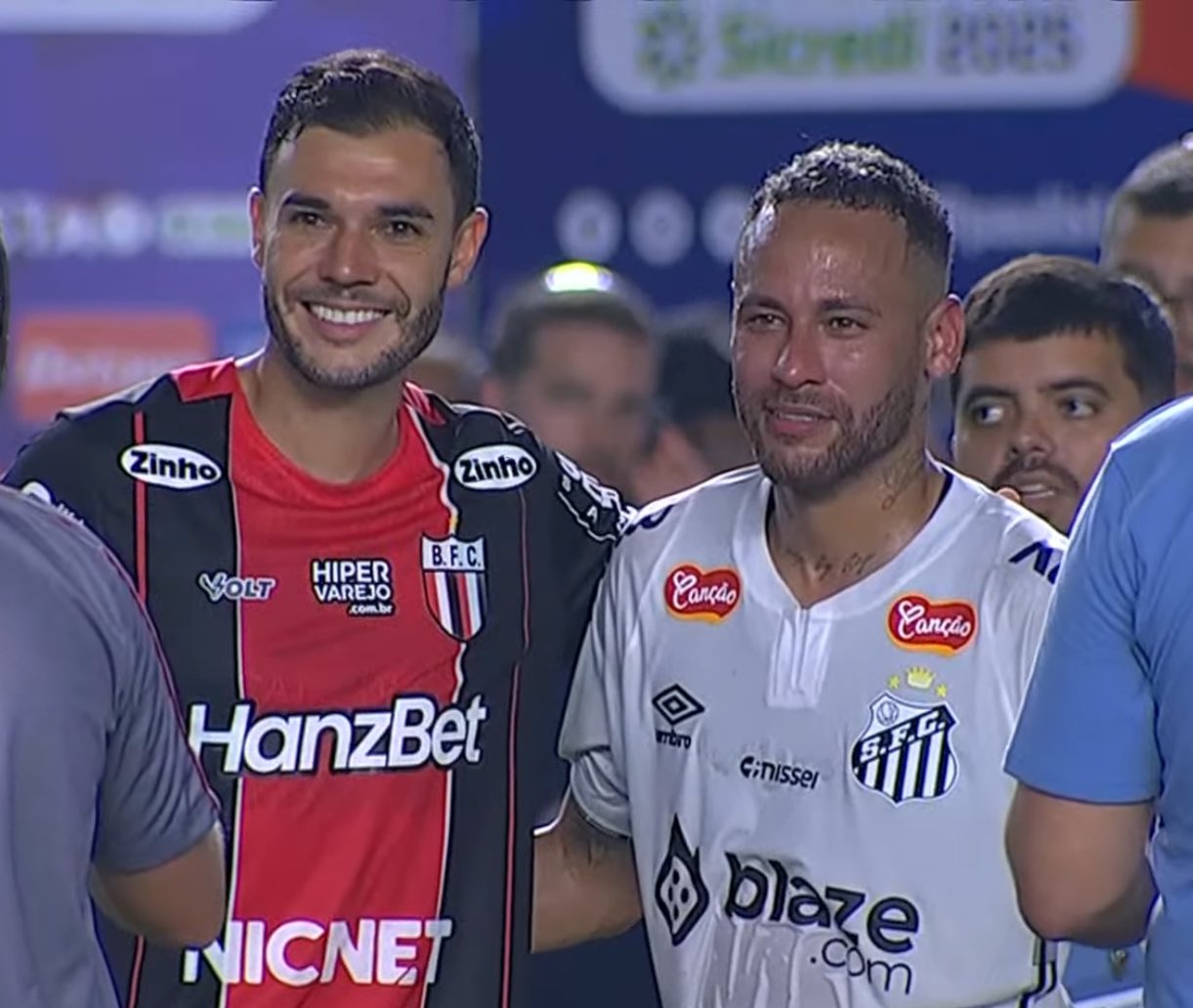 Imagem - Vídeo: Neymar é tietado por jogadores do Botafogo-SP após reestreia pelo Santos