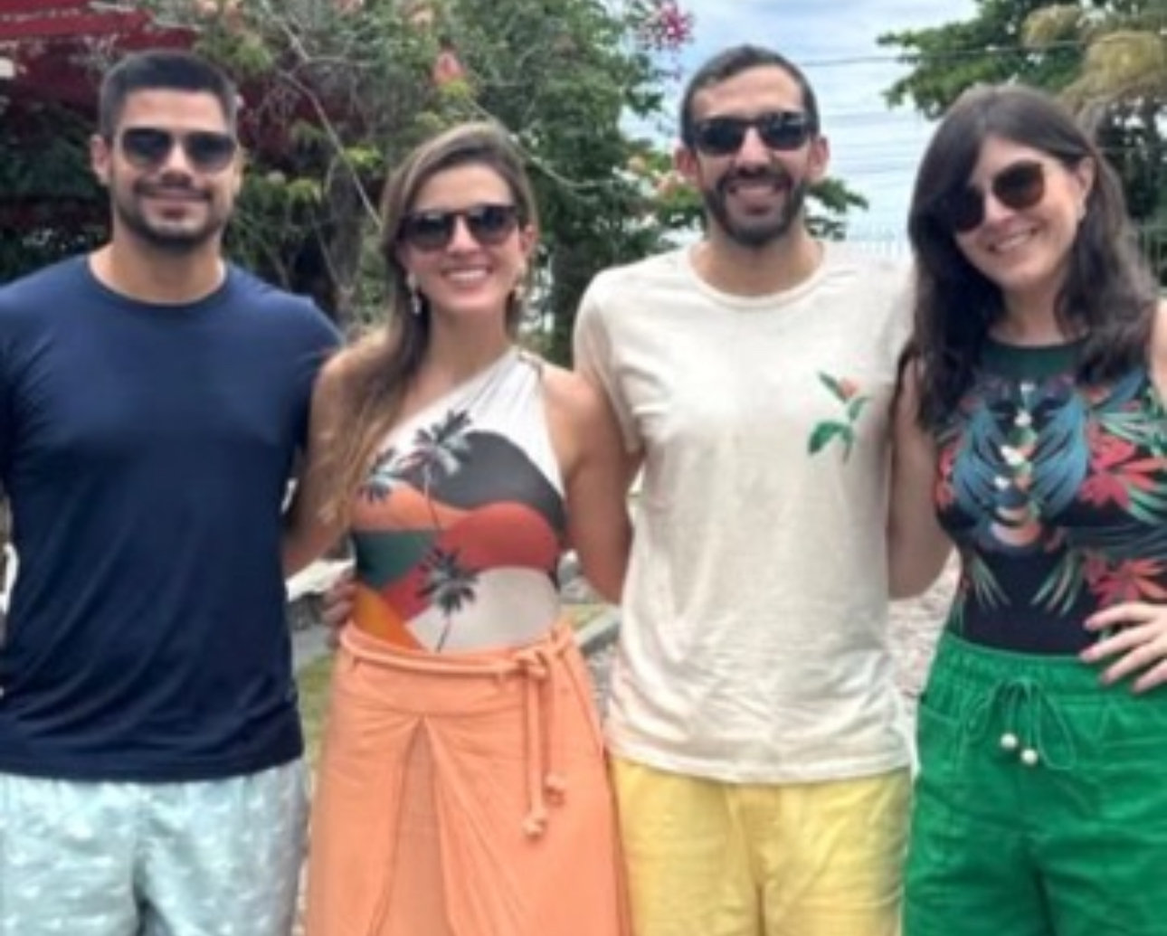 Caio Guimarães com Raiana Guimarães e os amigos, Elyne Xerfan e Lucas Acatauassu