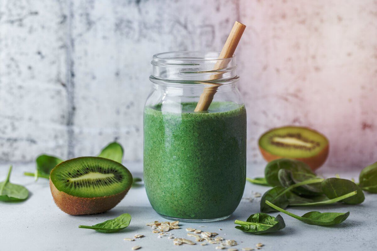 Suco de kiwi com espinafre (Imagem: ascalurmen | Shutterstock)