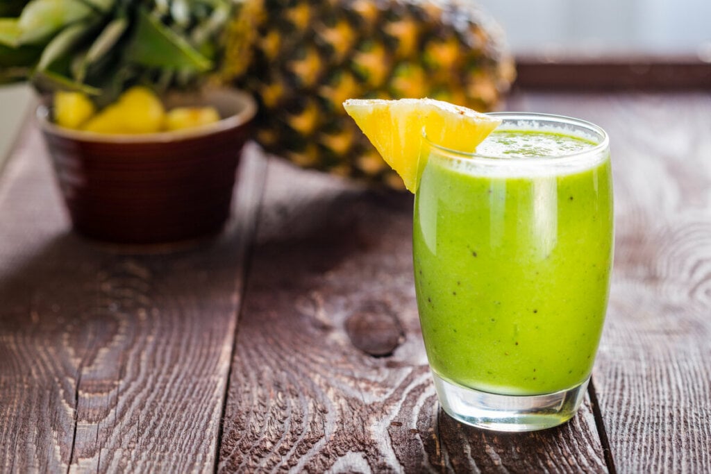 Suco verde de couve com abacaxi e chia (Imagem: Ksenija Toyechkina | Shutterstock)