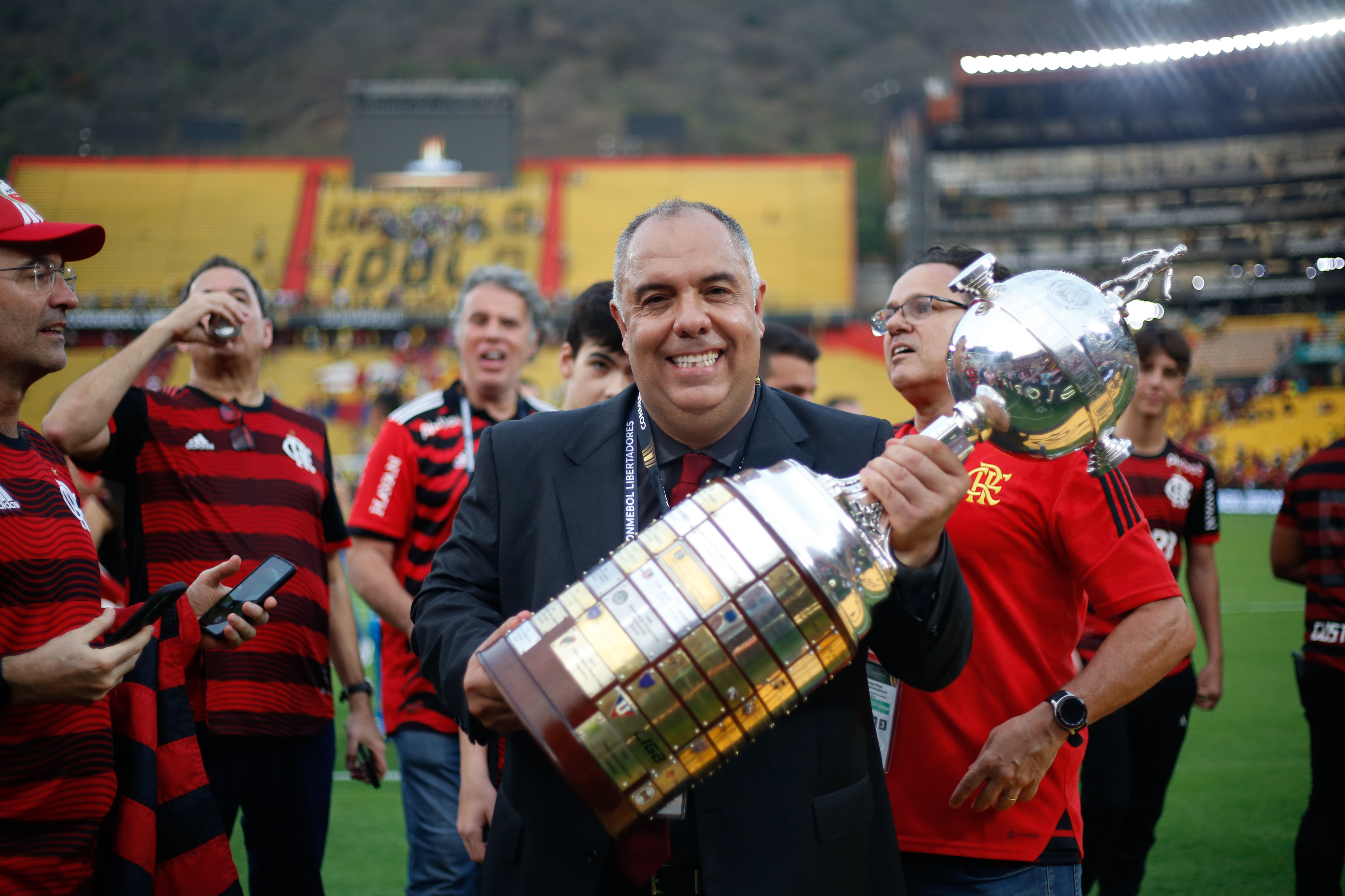 Marcos Braz com a taça da Libertadores conquistada pelo rubro-negro carioca. 