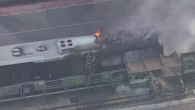 Imagem - Vídeo: avião cai em cima de ônibus em avenida de SP