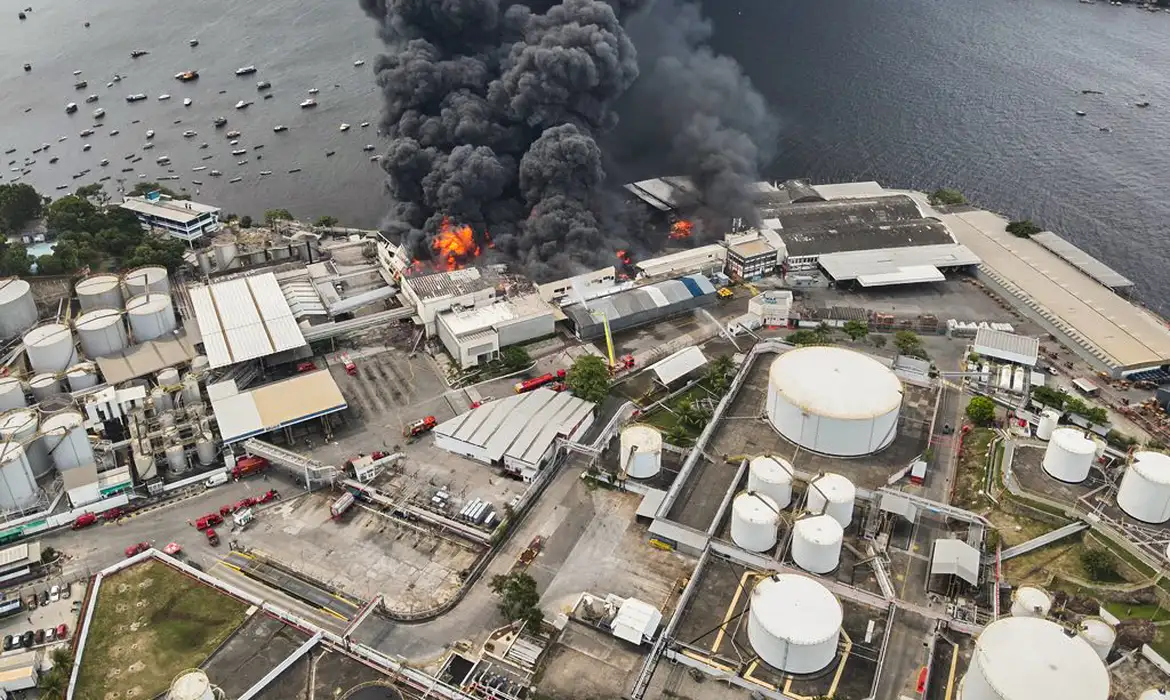 Imagem - Incêndio atinge fábrica de óleo no Rio de Janeiro