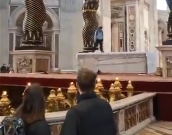 Imagem - Homem é preso ao vandalizar basílica de São Pedro no Vaticano